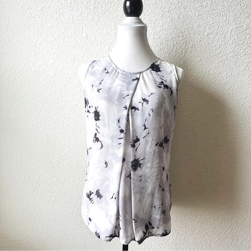 Violet & Claire • Sleeveless Floral Blouse Gray Black Pleated Front Career Top